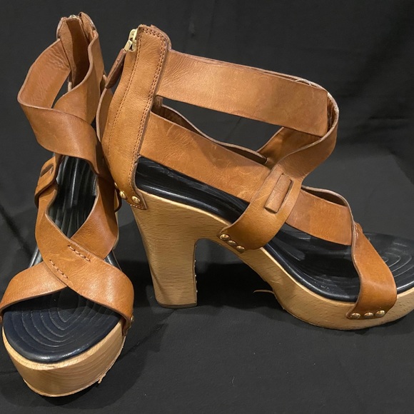 Vintage Givenchy Fab Brown Leather, Gold nails and Wooden Platform - Picture 2 of 3